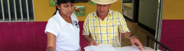 Fundación Natura staff helps a farmer NZDZ - header